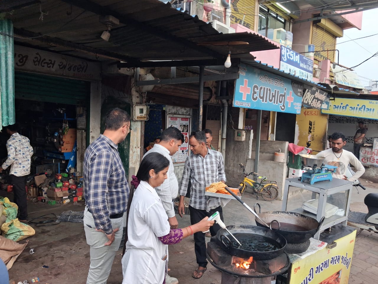 રાજ્યભરમાં રેસ્ટોરન્ટ્સ સામે આરોગ્ય વિભાગની મોટી કાર્યવાહી - Image 2