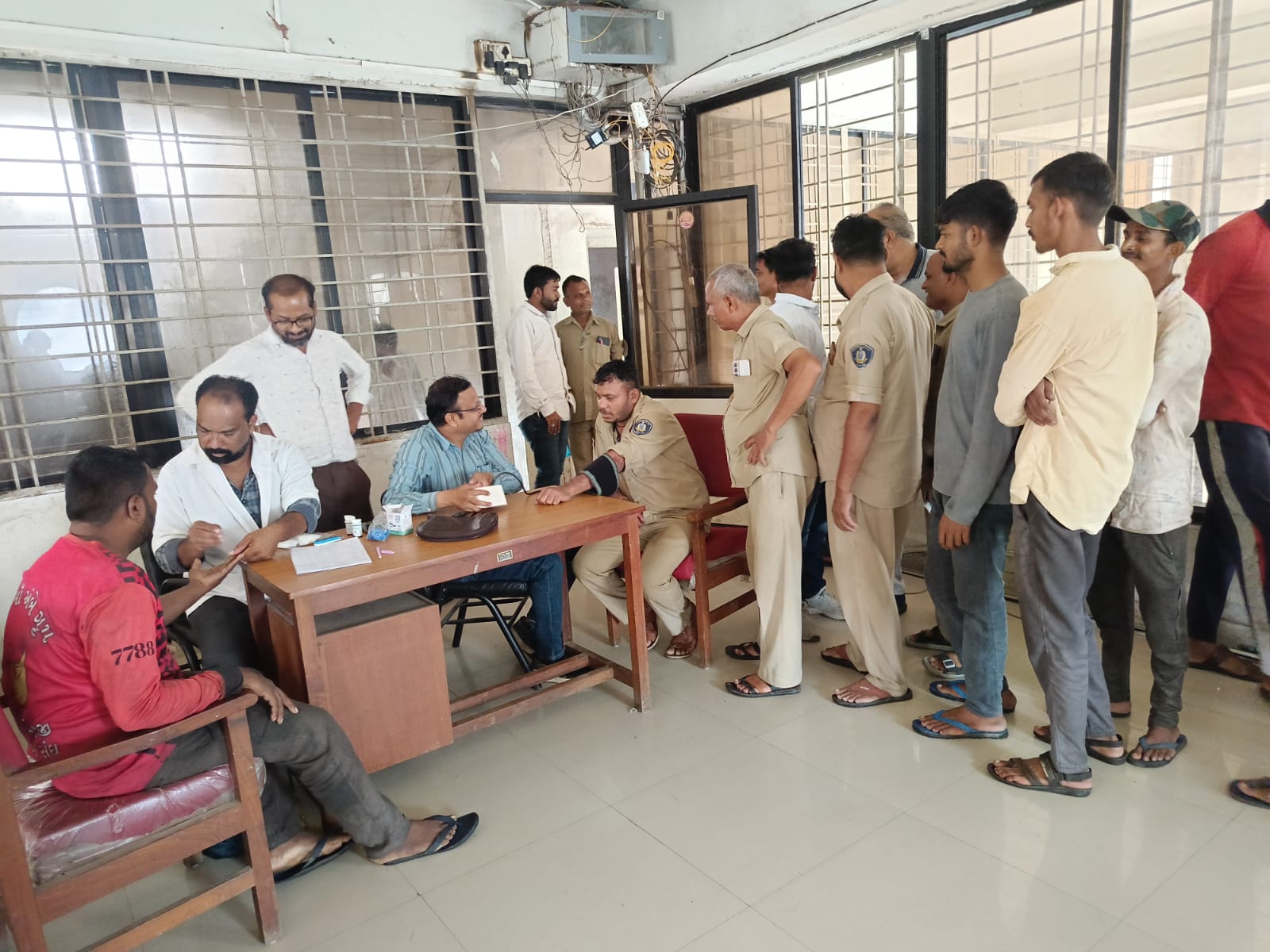 દાહોદ એસ.ટી. ડેપોમાં કર્મચારીઓની આરોગ્ય તપાસ યોજાઈ - Image 3