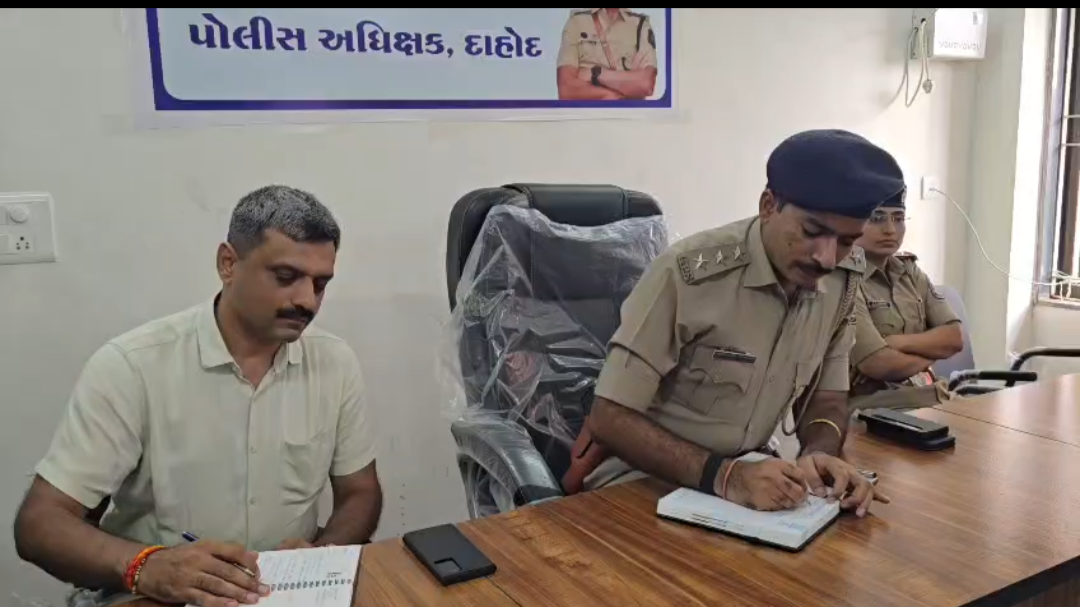 ગણેશોત્સવને લઈ દાહોદ ટાઉન ‘એ’ ડિવિઝન પોલીસ મથકે શાંતિ સમિતિની બેઠક