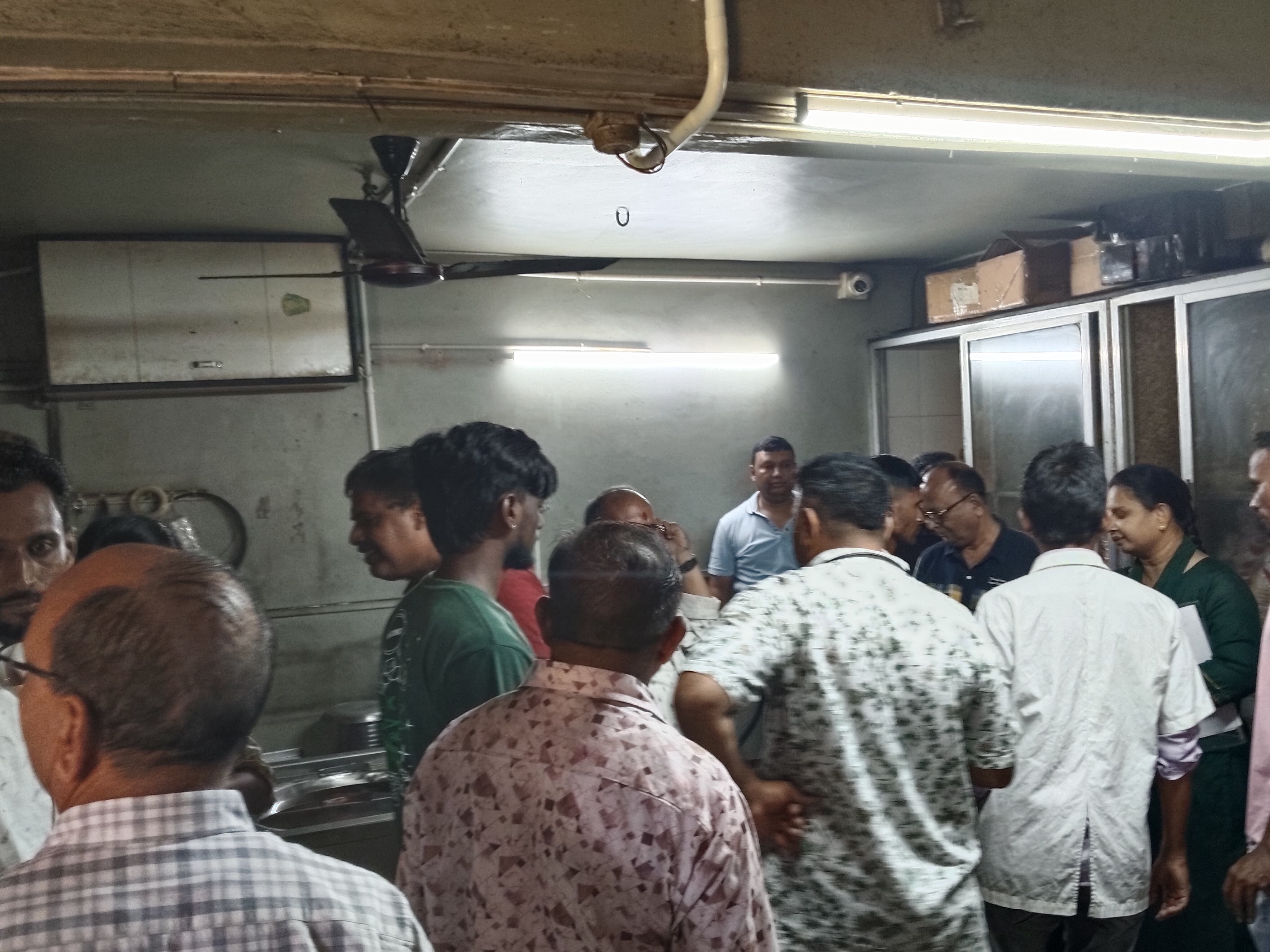 ઝાલોદમાં લાયસન્સ વિના ચાલતી ચાર મટનની દુકાનો સીલ અસ્વચ્છતા બદલ 20 વેપારીઓને કુલ રૂ.20 હજારનો દંડ - Image 4