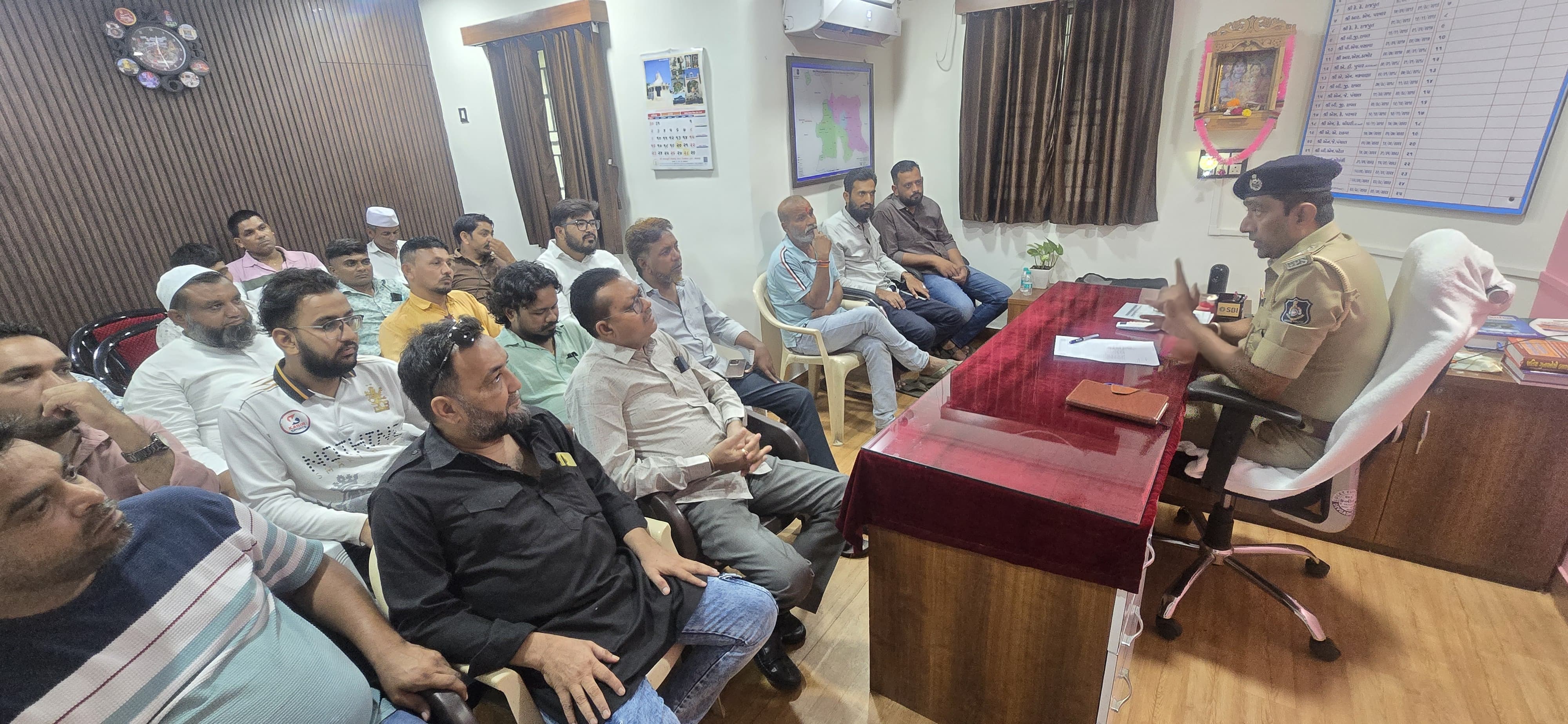દેવગઢ બારિયામાં ઈદ-એ-મિલાદને લઈ શાંતિ સમિતિની બેઠક યોજાઈ - Image 2