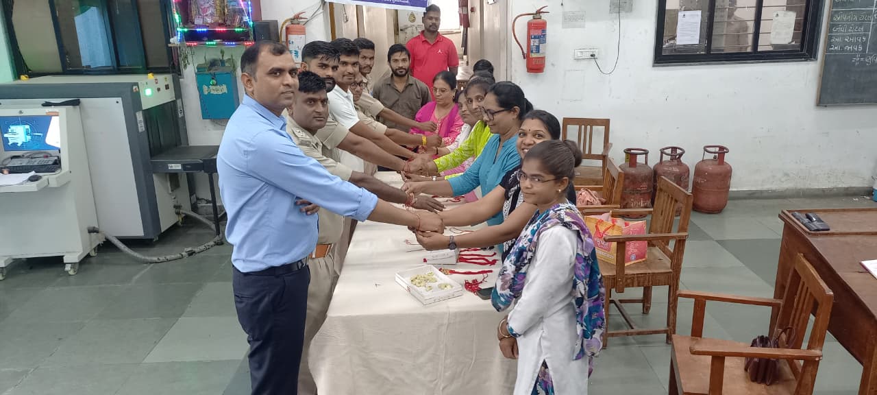 દાહોદ સબ જેલ ખાતે રક્ષાબંધન પર્વની ભાવસભર ઉજવણી - Image 3
