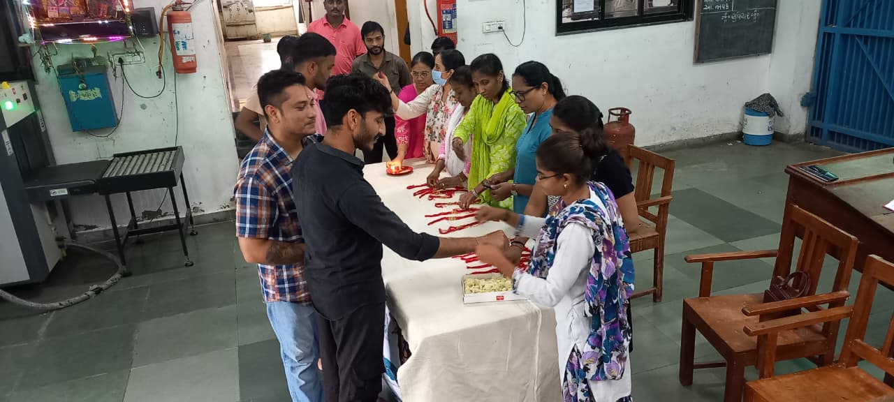 દાહોદ સબ જેલ ખાતે રક્ષાબંધન પર્વની ભાવસભર ઉજવણી - Image 4