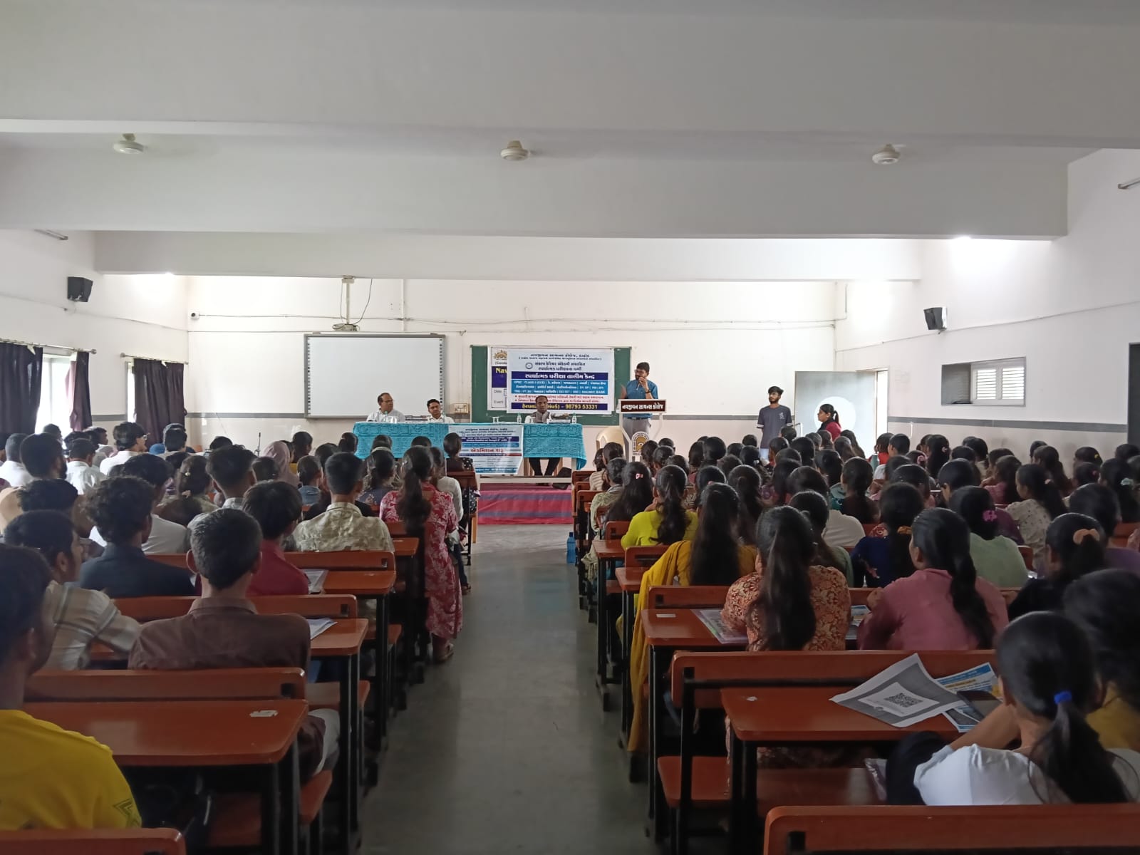 દાહોદ નવજીવન સાયન્સ કોલેજમાં સ્પર્ધાત્મક પરીક્ષા માર્ગદર્શન સેમિનાર યોજાયો - Image 2