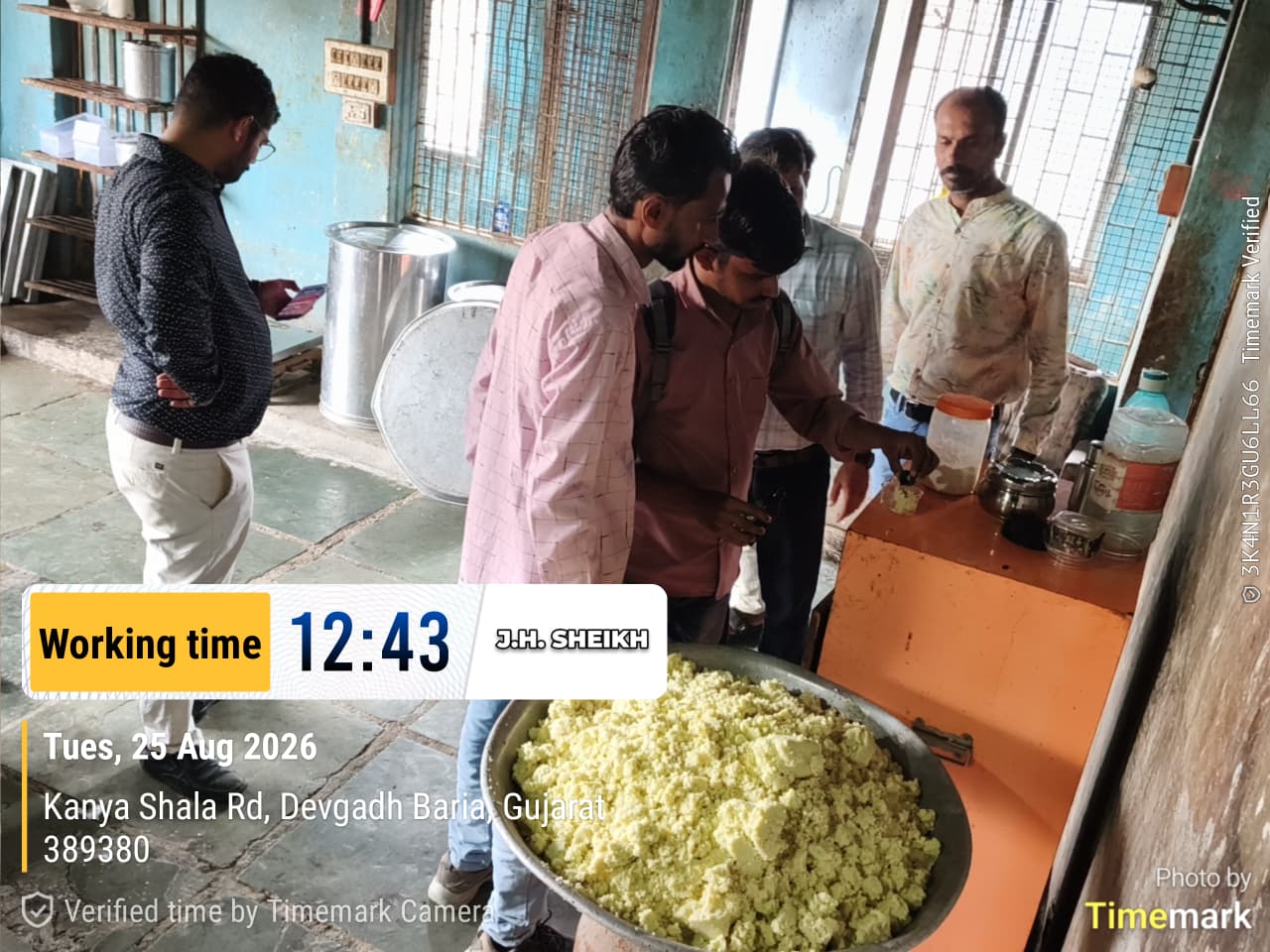 દેવગઢ બારિયામાં ફૂડ વિભાગની સઘન તપાસ, ૫૦ કિલો અખાદ્ય ખોરાકનો નાશ - Image 3