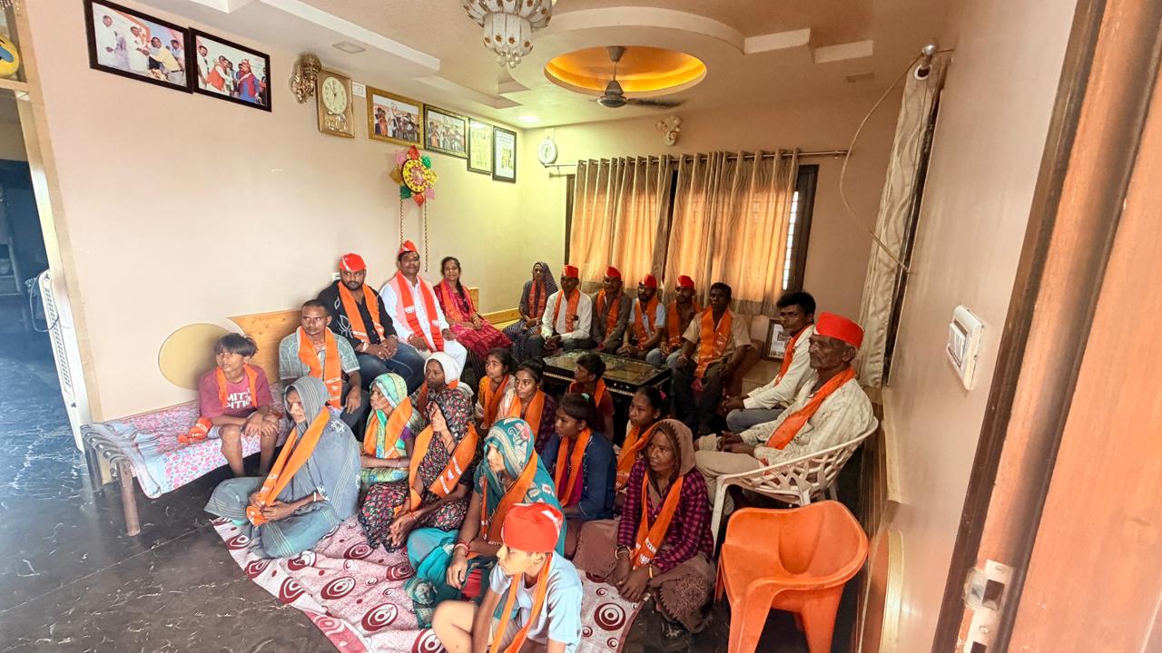 ઝાલોદ તાલુકાના મઘાનીસર બુથ નં. ૨૪ ખાતે ‘મન કી બાત’નું સામૂહિક શ્રવણ - Image 2