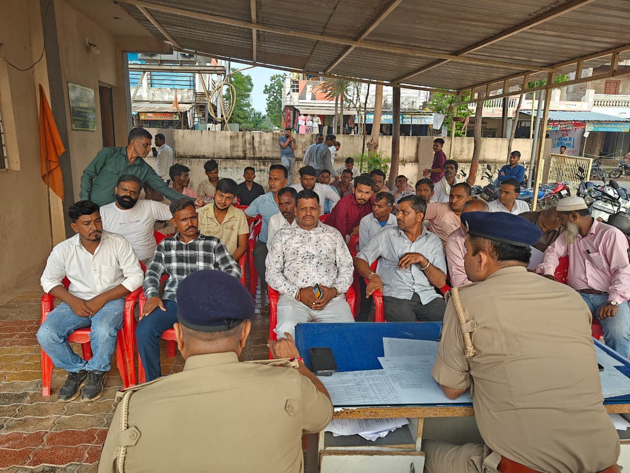 ફતેપુરા પોલીસ મથકે ગણપતિ મહોત્સવને લઈને શાંતિ સમિતિની બેઠક યોજાઈ - Image 3