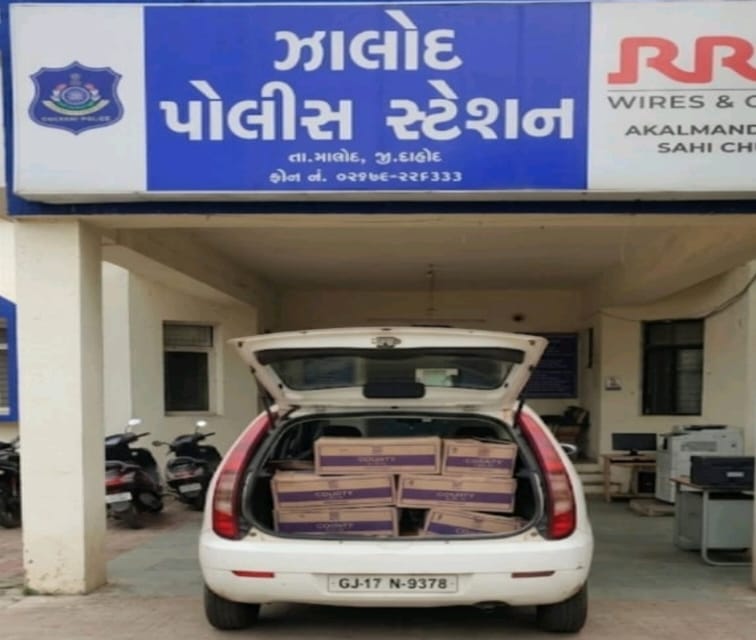 ઝાલોદ પોલીસે ઇન્ડિકા કારમાંથી રૂ. 2.98 લાખનો દારૂ ઝડપી પાડ્યો