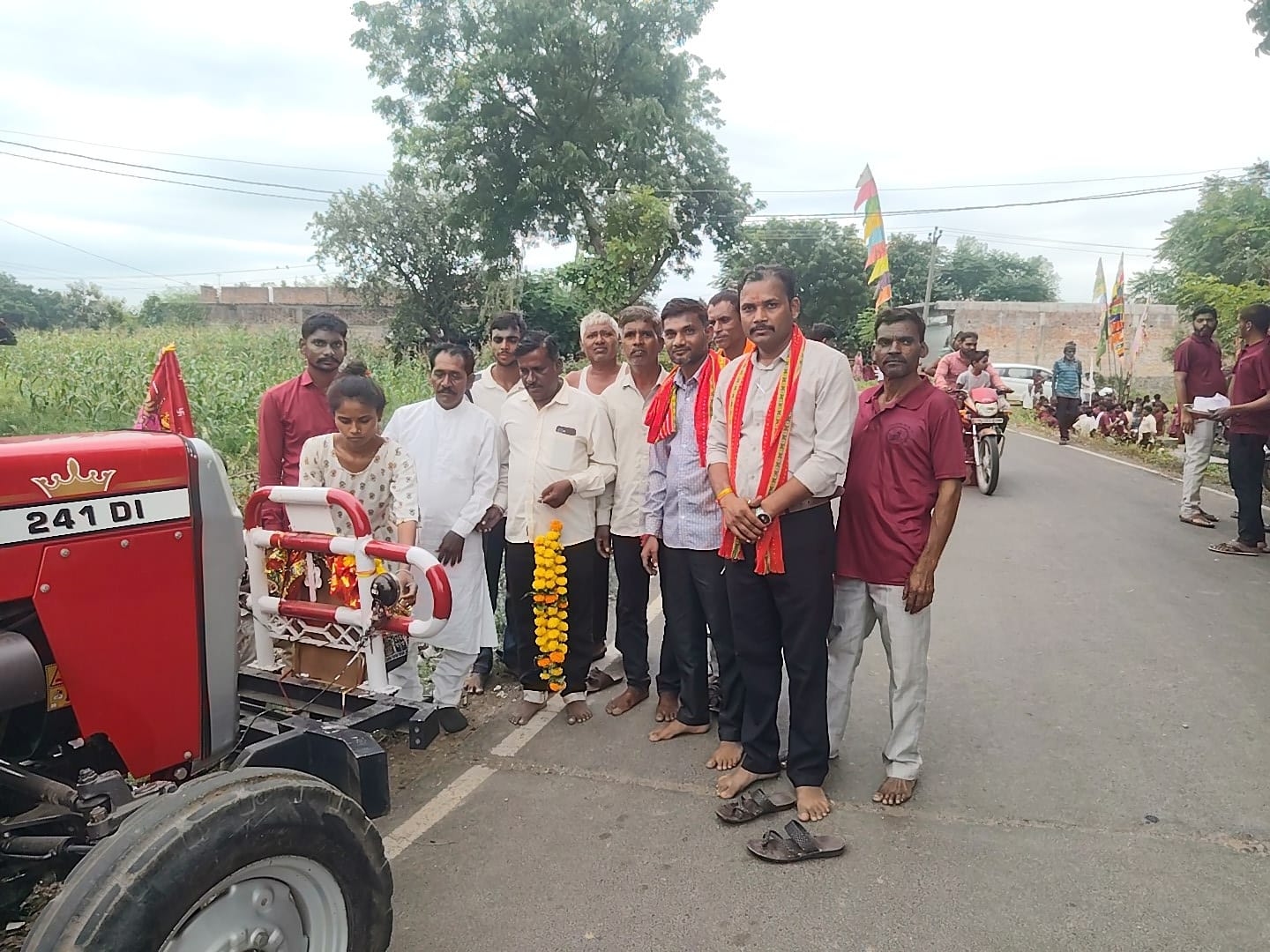 ફતેપુરા તાલુકાના ડુંગર ગામ થી અંબાજી પગપાળા સંઘનો ભવ્ય પ્રારંભ - Image 3
