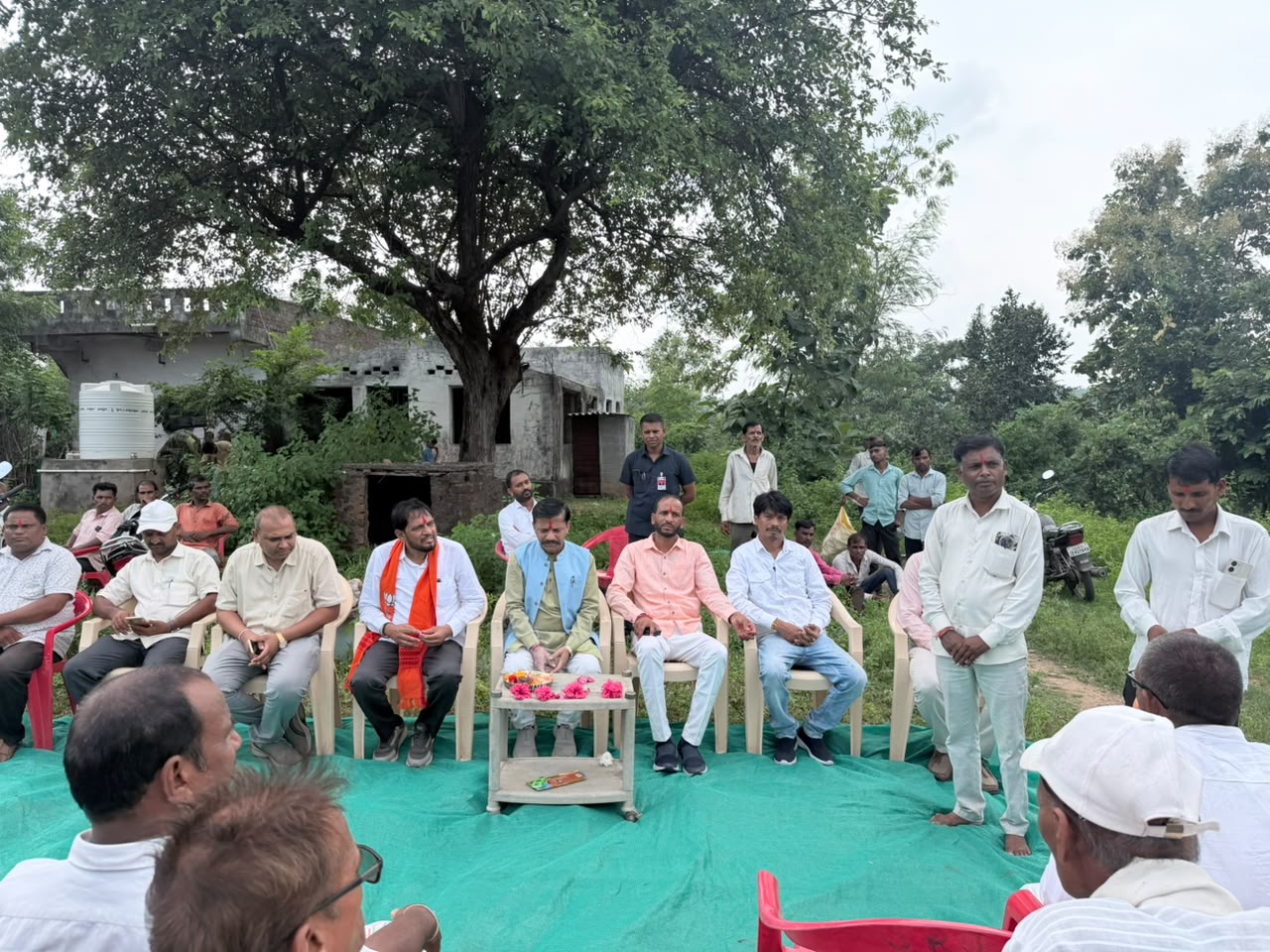 ફતેપુરાના ગડરા ગામના વાલરા ફળિયામાં વર્ષો જૂની રસ્તાની સમસ્યાનો અંત રૂ. ૧.૩૦ કરોડના ખર્ચે ૨ કિમી માર્ગનું રાજ્યમંત્રી રમેશભાઈ કટારાના હસ્તે ખાતમુહૂર્ત - Image 3