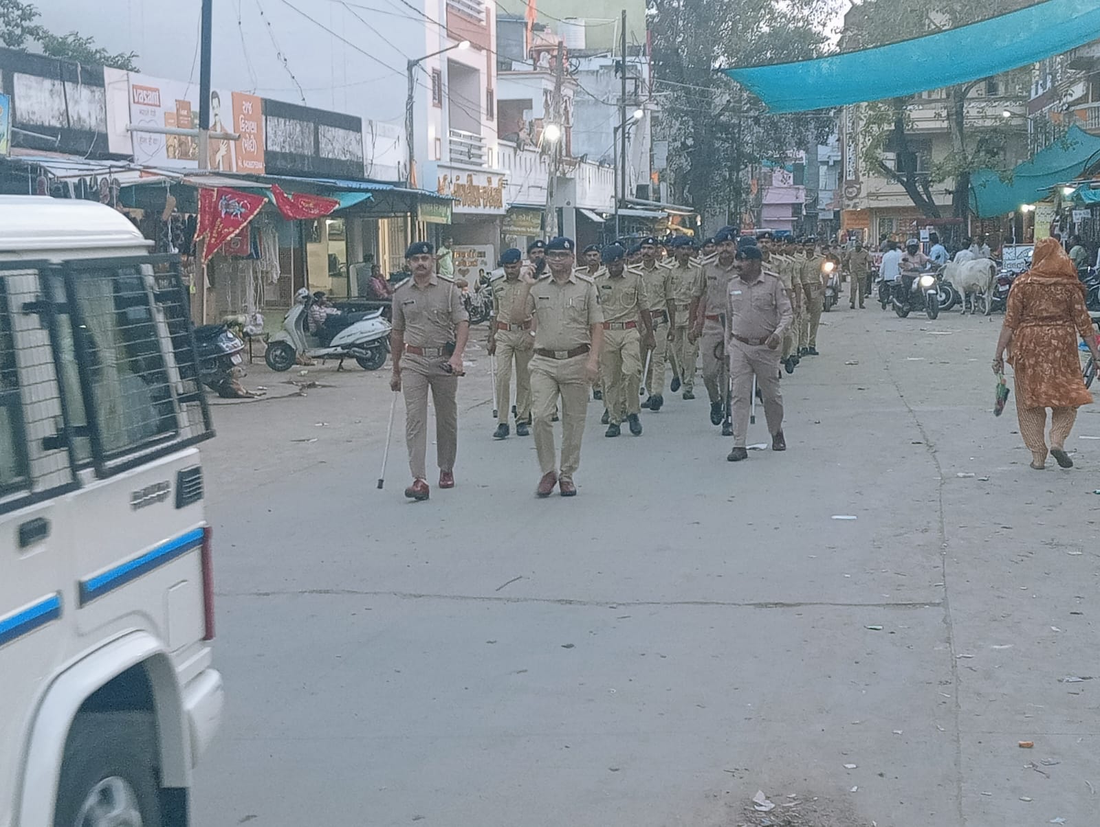 ઝાલોદમાં ગણપતિ વિસર્જનને લઈ પોલીસનું ફૂટ પેટ્રોલિંગ - Image 2