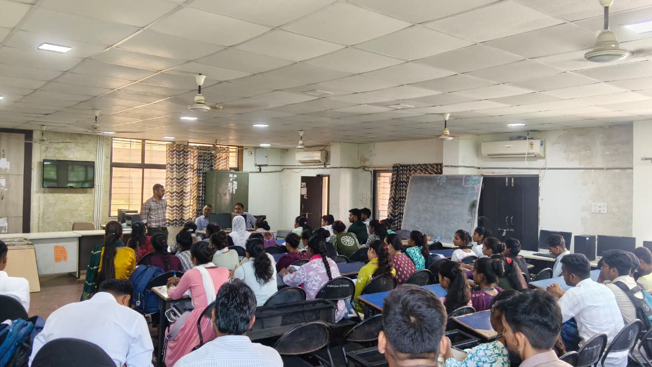 બી.એડ. કોલેજ સિંગવડના તાલીમાર્થીઓએ આઈ.ટી.આઈ.ની લીધી શૈક્ષણિક મુલાકાત - Image 4