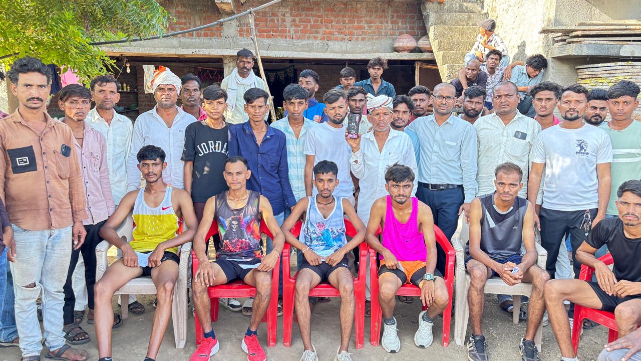 આદિવાસી યુવા સેવા મંડળ દ્વારા ભવ્ય દોડ સ્પર્ધાનું આયોજન ગરાડુ સુખસર ચોકડીથી ઘાટાવાડા સુધી યોજાયેલી દોડમાં મોટી સંખ્યામાં યુવાનો જોડાયા
