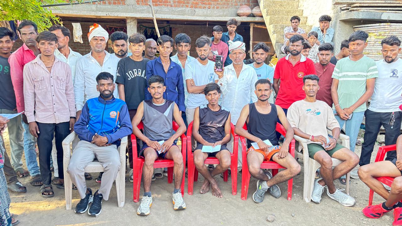 આદિવાસી યુવા સેવા મંડળ દ્વારા ભવ્ય દોડ સ્પર્ધાનું આયોજન ગરાડુ સુખસર ચોકડીથી ઘાટાવાડા સુધી યોજાયેલી દોડમાં મોટી સંખ્યામાં યુવાનો જોડાયા - Image 2