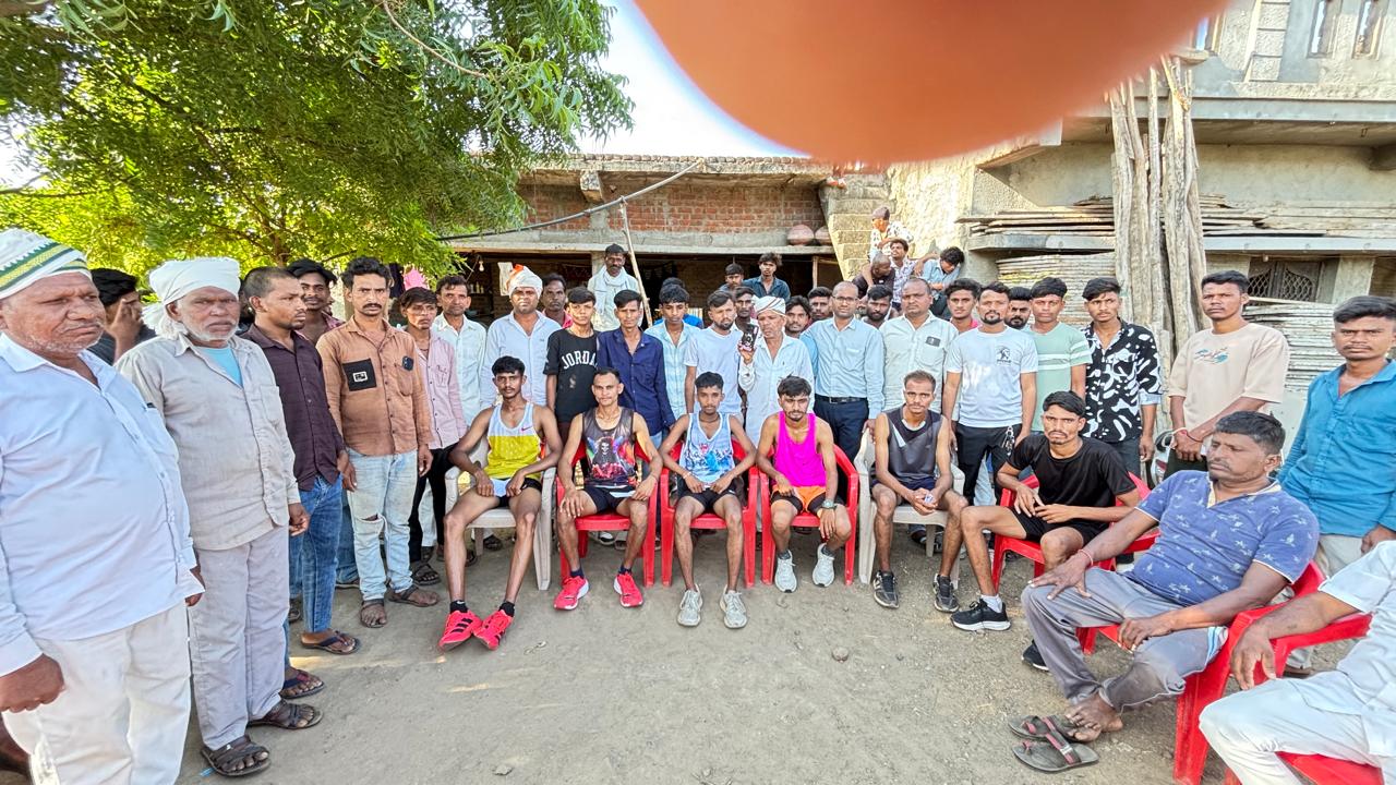 આદિવાસી યુવા સેવા મંડળ દ્વારા ભવ્ય દોડ સ્પર્ધાનું આયોજન ગરાડુ સુખસર ચોકડીથી ઘાટાવાડા સુધી યોજાયેલી દોડમાં મોટી સંખ્યામાં યુવાનો જોડાયા - Image 3