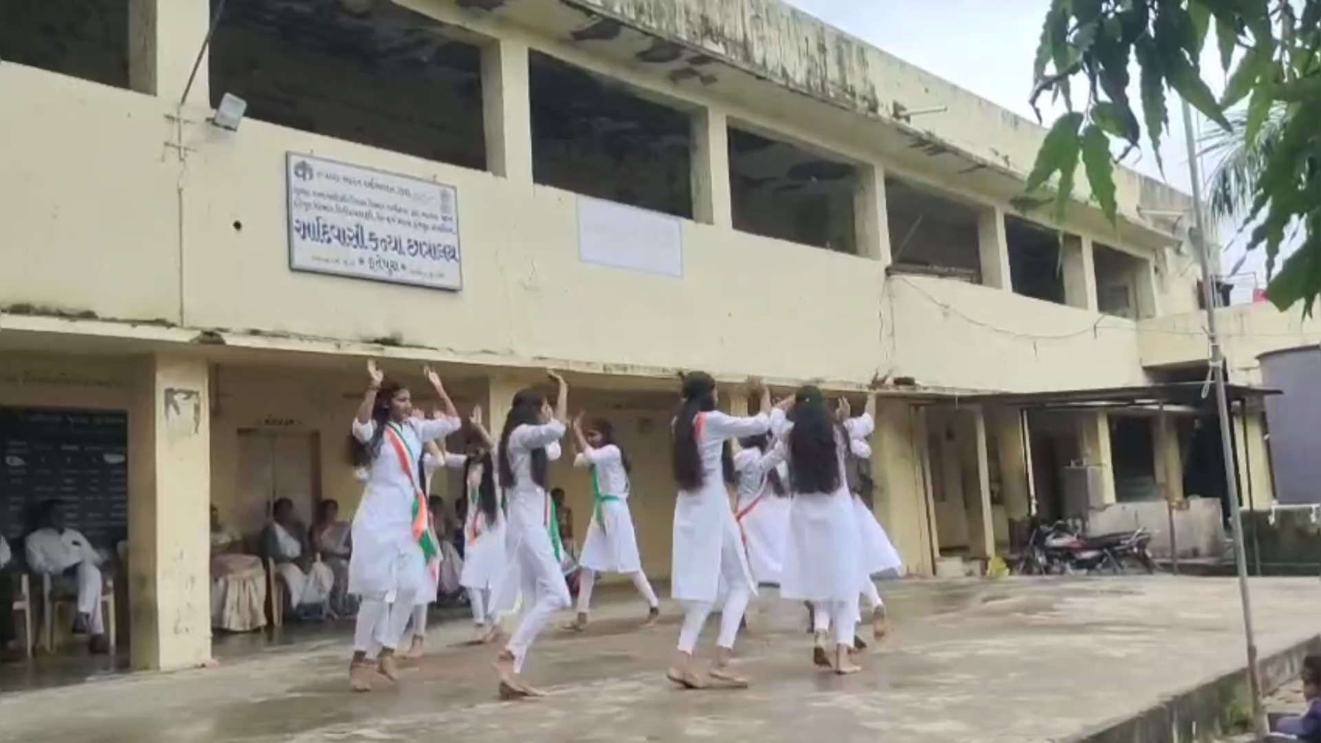 જાગૃતિ કન્યા વિદ્યાલય ફતેપુરા ખાતે સ્વાતંત્ર્ય પર્વની ગૌરવભેર ઉજવણી: વિવિધ સાંસ્કૃતિક કાર્યક્રમો યોજાયા